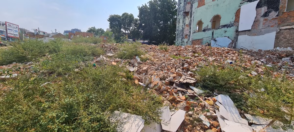 Cỏ dại đã mọc đầy trên những đống rác thải xây dựng tạo nên cảnh nhếch nhác.