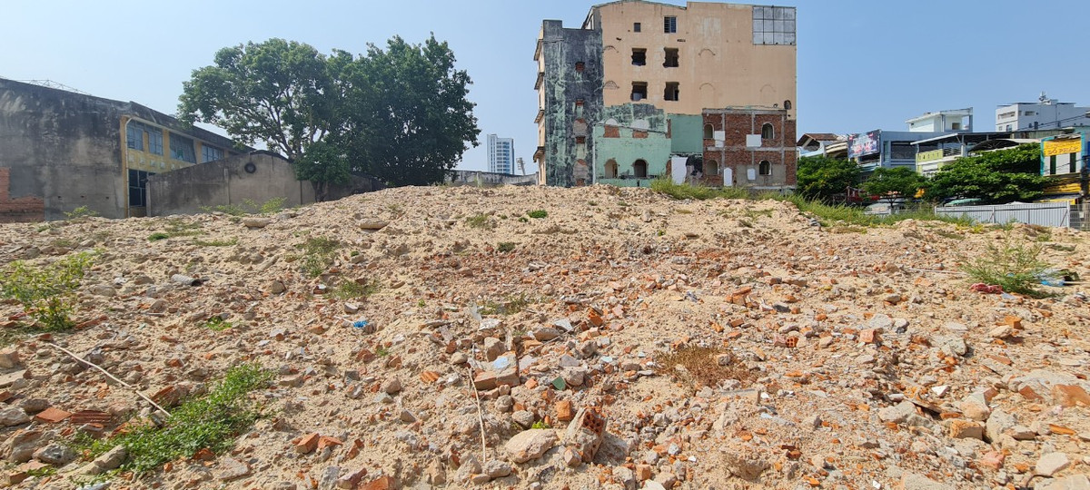 Khu đất "kim cương" giữa trung tâm thành phố thành bãi chứa rác thải xây dựng khiến không ít người ngỡ ngàng.