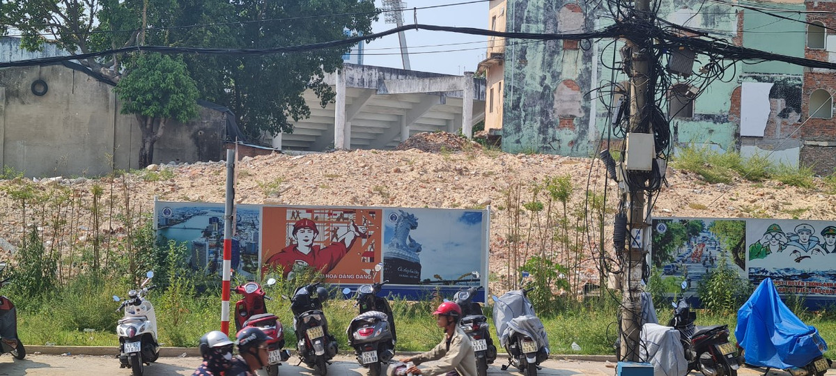 Khó có thể nhận ra đây là khu đất vàng quanh sân vận động Chi Lăng- nơi từng diễn ra các sự kiện văn hoá, thể thao lớn của TP. Đà Nẵng trong suốt hàng chục năm.