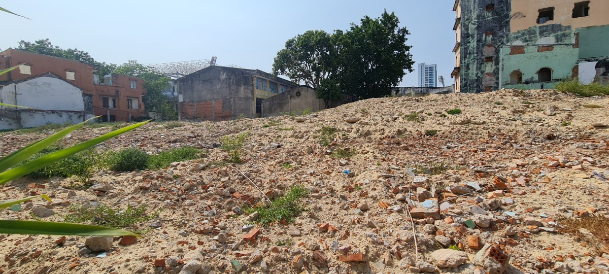 Một người dân sinh sống tại khu vực này cho biết, sau khi phá dỡ các công trình, sắt thép đã được "lấy sạch" nhưng gạch vỡ, rác thải xây dựng không thấy ai chở.