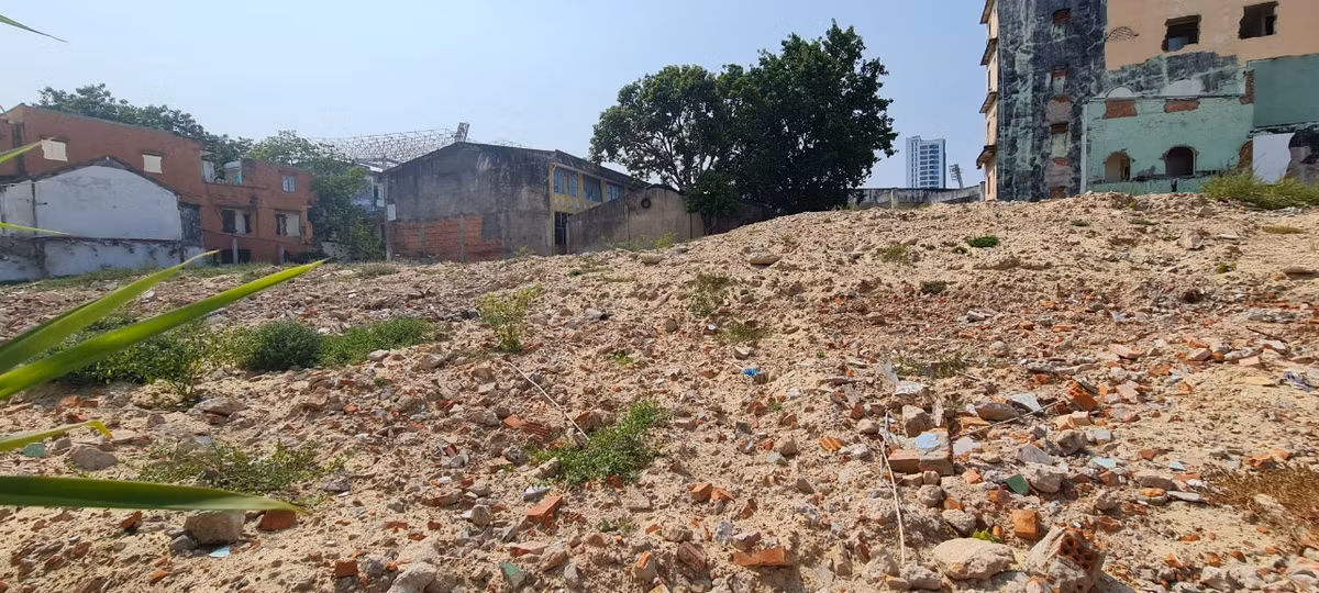 Một người dân sinh sống tại khu vực này cho biết, sau khi phá dỡ các công trình, sắt thép đã được "lấy sạch" nhưng gạch vỡ, rác thải xây dựng không thấy ai chở.