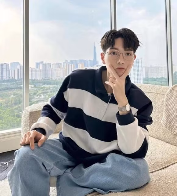 Anh chia sẻ: "Không gian sống mới rộng rãi, đúng ý tôi. Ngôi nhà đánh dấu bước phát triển mới của tôi ở tuổi 25. Khi tôi mua nhà, bố mẹ vui mừng, tự hào".