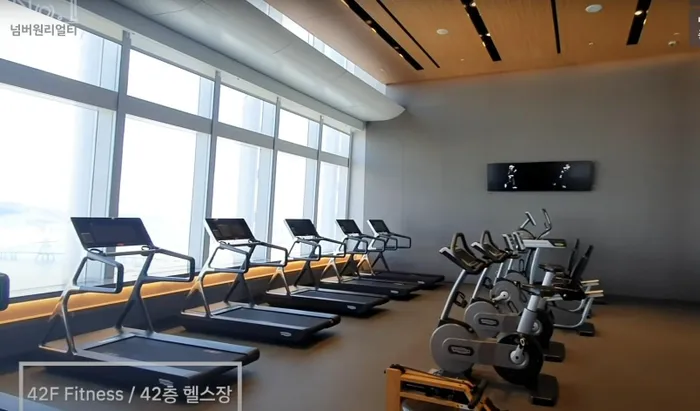 Ngoài ra, tòa nhà Lotte Signiel mà vợ chồng Jiyeon đang sống cũng được trang bị rất nhiều dịch vụ tiện nghi như: trung tâm thể dục, phòng gym, phòng chơi golf trong nhà, siêu thị, quán ăn cao cấp. Xung quanh khu dân cư cũng có hệ thông an ninh đặc biệt giúp đảm bảo an toàn cho người dân sống tại đây. 