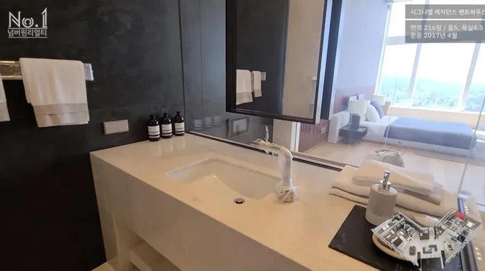 Từ nhà vệ sinh có thể nhìn ra phòng ngủ thông qua một hệ cửa kính