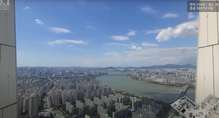 Loạt hình ảnh về căn penthouse được nhà đầu tư cung cấp giúp khán giả dễ dàng theo dõi và hình dung ra không gian sống của Jiyeon và Hwang Jae Gyun. Từ căn penthouse có thể nhìn ra sông Hàn và chiêm ngưỡng toàn bộ thành phố Seoul 