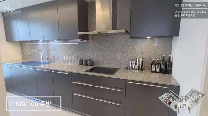 Còn đây là bên trong không gian nấu nướng của căn nhà. Theo giới thiệu, toàn bộ hệ thống nội thất của ngôi nhà đều đến từ 2 thương hiệu nổi tiếng của Đức là Gaggenau và Miele.