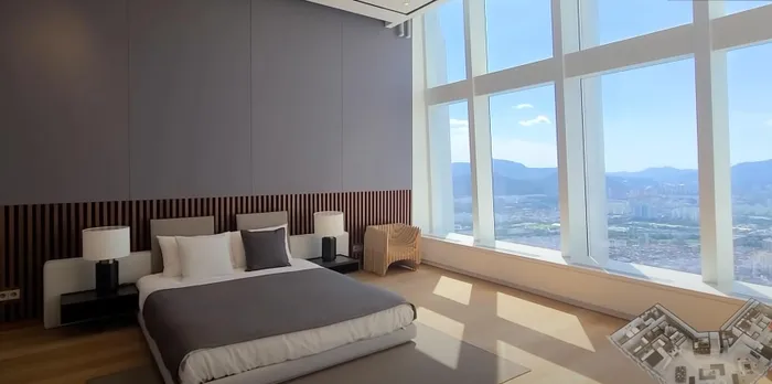 Phòng ngủ trong căn penthouse có diện tích rộng rãi với loạt nội thất tối giản, tinh tế. Chỉ cần nhìn qua một vài hình ảnh cũng có thể thấy được độ thoáng đãng của không gian này