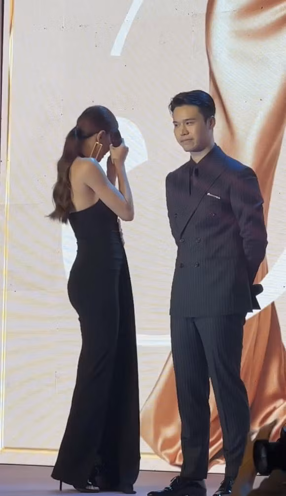 Ha Ho va Kim Ly cung xuat hien tai mot su kien- chuan phong do-Hinh-6