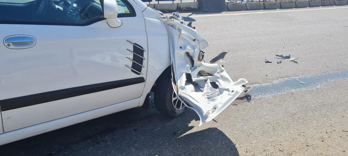 Người ngồi trên xe ô tô con bị thương đã được đưa đi cấp cứu tại bệnh viện.