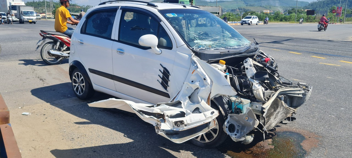 Khi đến khu vực ngã tư, đã xảy ra va chạm khiến xe con vỡ nát phần đầu.