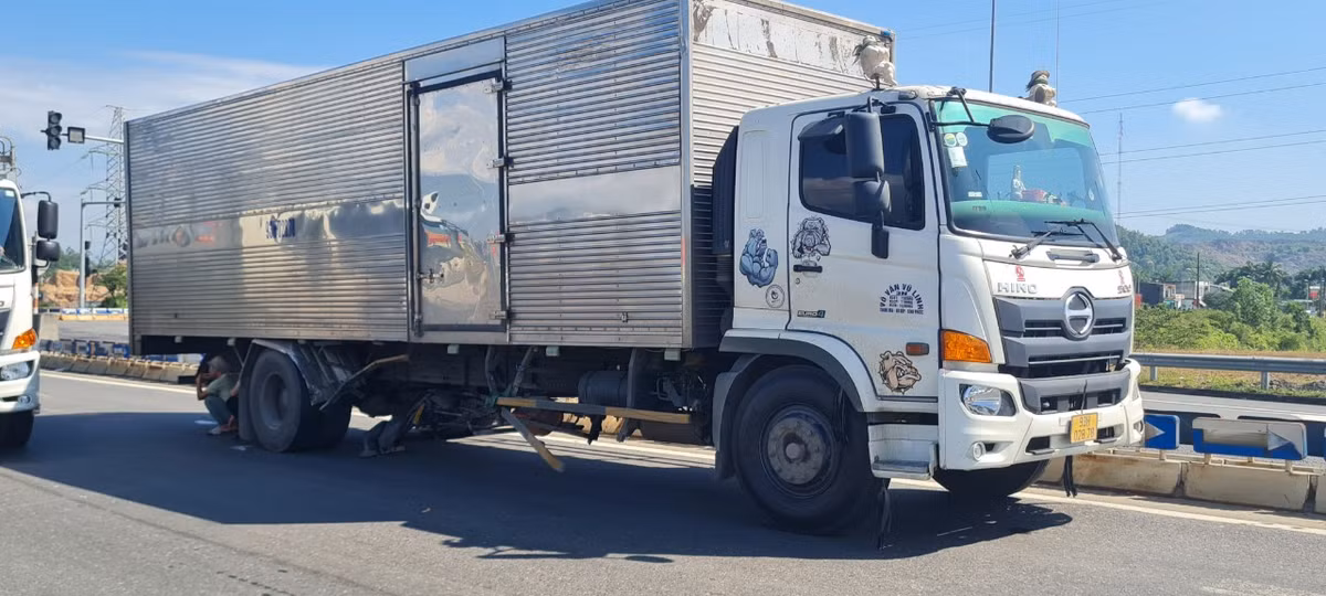 Tại hiện trường, chiếc xe tải liên quan đến vụ va chạm đang dừng trên đường.