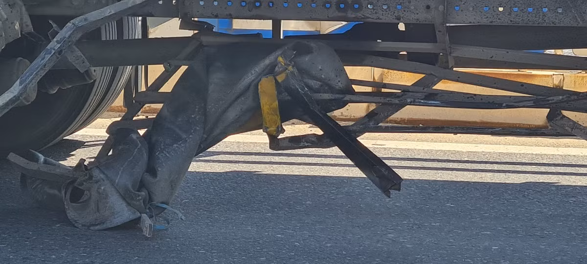 Phần hông xe tải bị biến dạng.