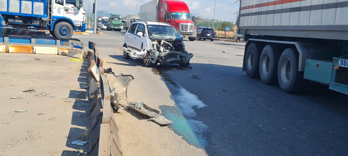 Da Nang: Va cham voi xe tai, o to con vo nat phan dau