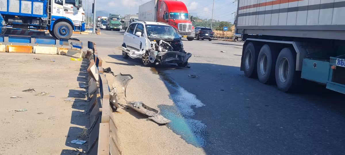 Theo thông tin ban đầu, khoảng 8h sáng 27/5, tại ngã tư Túy Loan và đường dẫn vào cao tốc Đà Nẵng - Quảng Ngãi đã xảy ra vụ va chạm giữa xe ô tô 4 chỗ và ô tô tải.