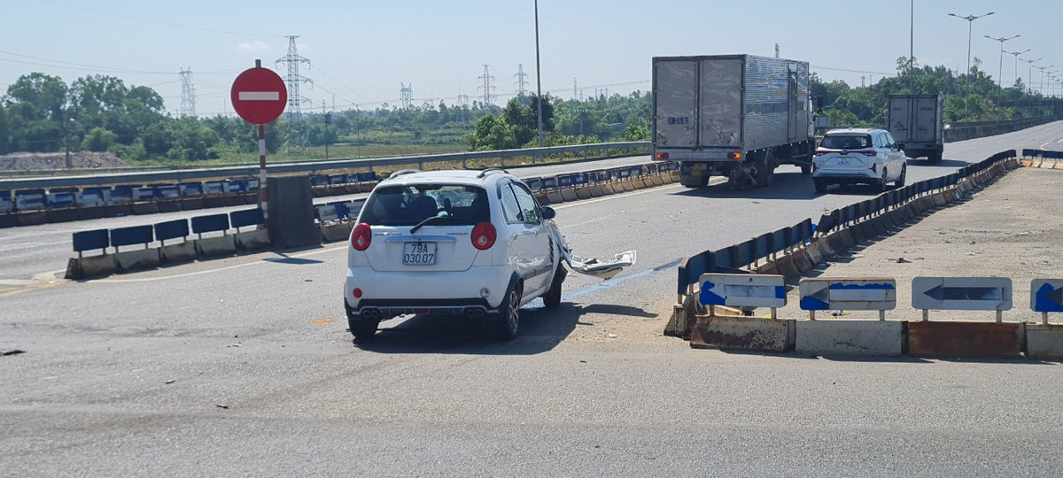 Xe ô tô con màu trắng lưu thông theo hướng Túy Loan - Đà Nẵng, trong khi xe tải chạy hướng cao tốc Đà Nẵng- Quảng Ngãi.