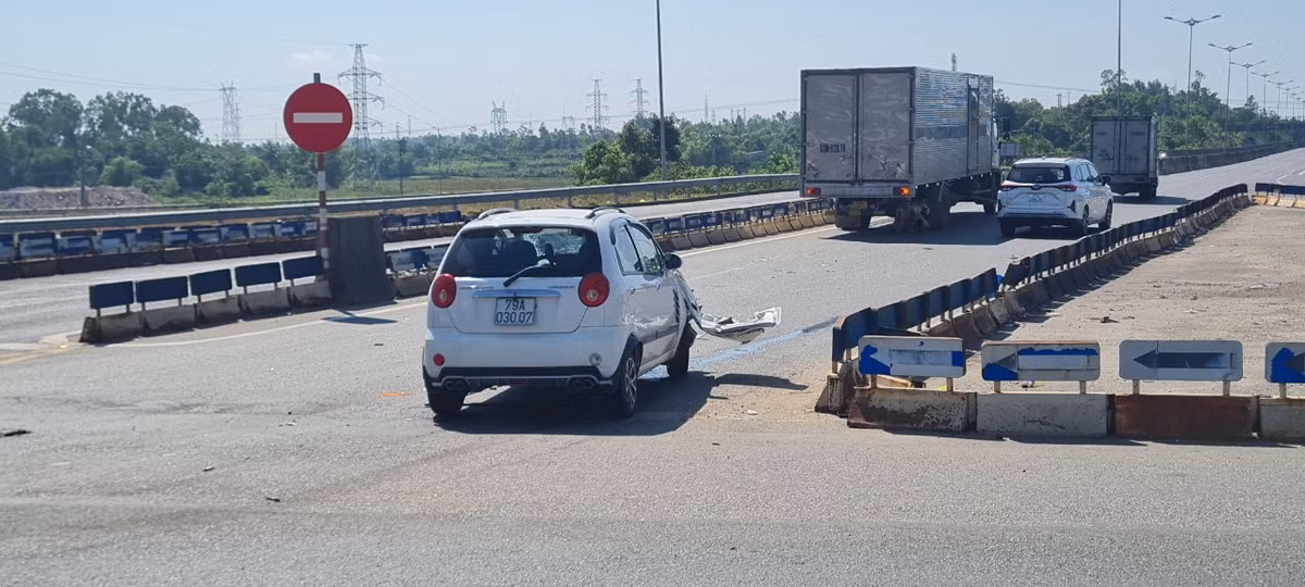 Xe ô tô con màu trắng lưu thông theo hướng Túy Loan - Đà Nẵng, trong khi xe tải chạy hướng cao tốc Đà Nẵng- Quảng Ngãi.