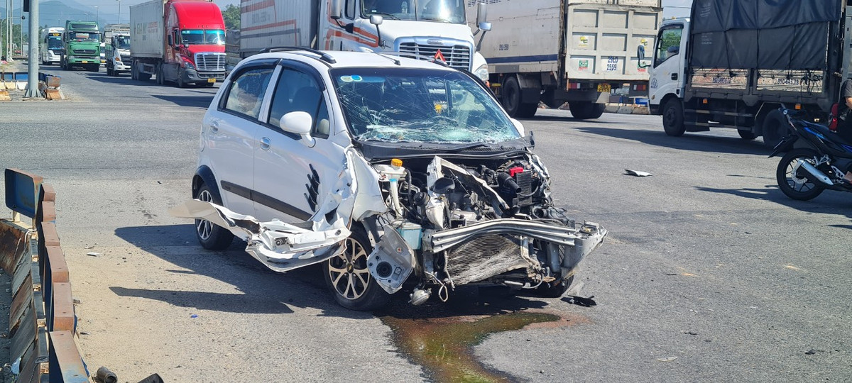 Vụ va chạm đã khiến giao thông qua ngã tư ùn tắc.