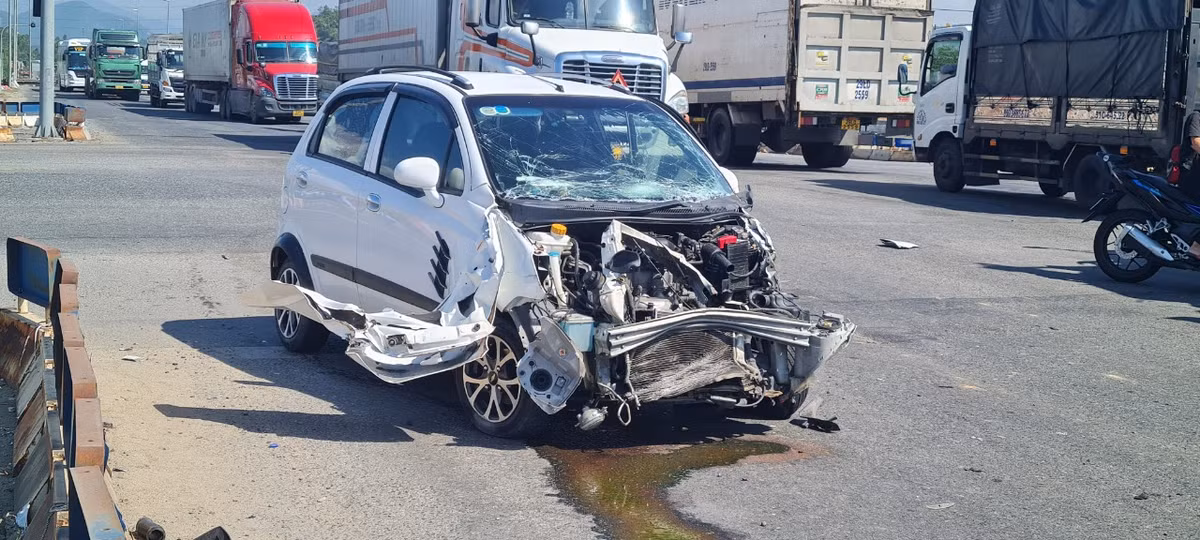 Vụ va chạm đã khiến giao thông qua ngã tư ùn tắc.