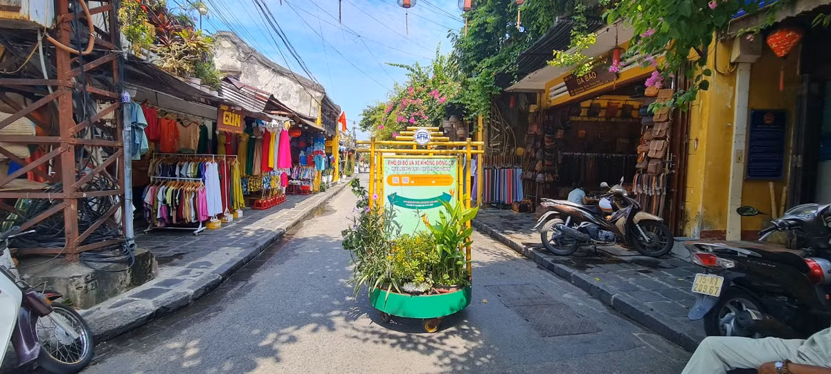 Theo bà Cẩm, nhằm mở rộng không gian hoạt động và làm đa dạng sản phẩm văn hóa - du lịch, mang đến nhiều trải nghiệm hơn nữa dành cho du khách, từ 15/5, thành phố Hội An mở rộng “Phố dành cho người đi bộ và xe không động cơ” tại tuyến đường Phan Châu Trinh..