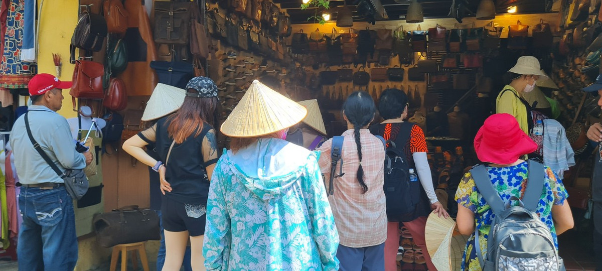 Giá vé hiện tại cũng không quá cao so với nhiều địa điểm nổi tiếng khác trong nước và quốc tế, anh Minh cho biết.