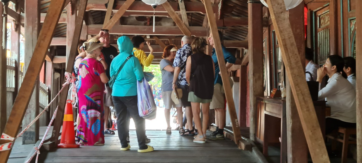 “Việc bán vé nhằm nâng cao tinh thần trách nhiệm của du khách khi đến với phố cổ Hội An, mong muốn du khách chung tay cùng với thành phố bảo tồn di sản.", bà Cẩm nhấn mạnh.