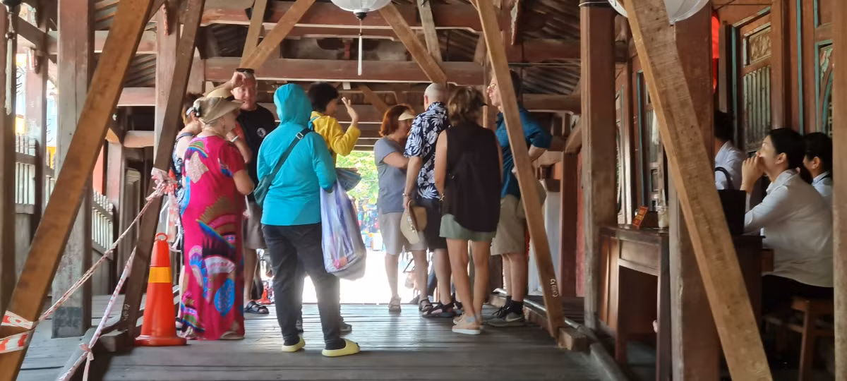 “Việc bán vé nhằm nâng cao tinh thần trách nhiệm của du khách khi đến với phố cổ Hội An, mong muốn du khách chung tay cùng với thành phố bảo tồn di sản.", bà Cẩm nhấn mạnh.