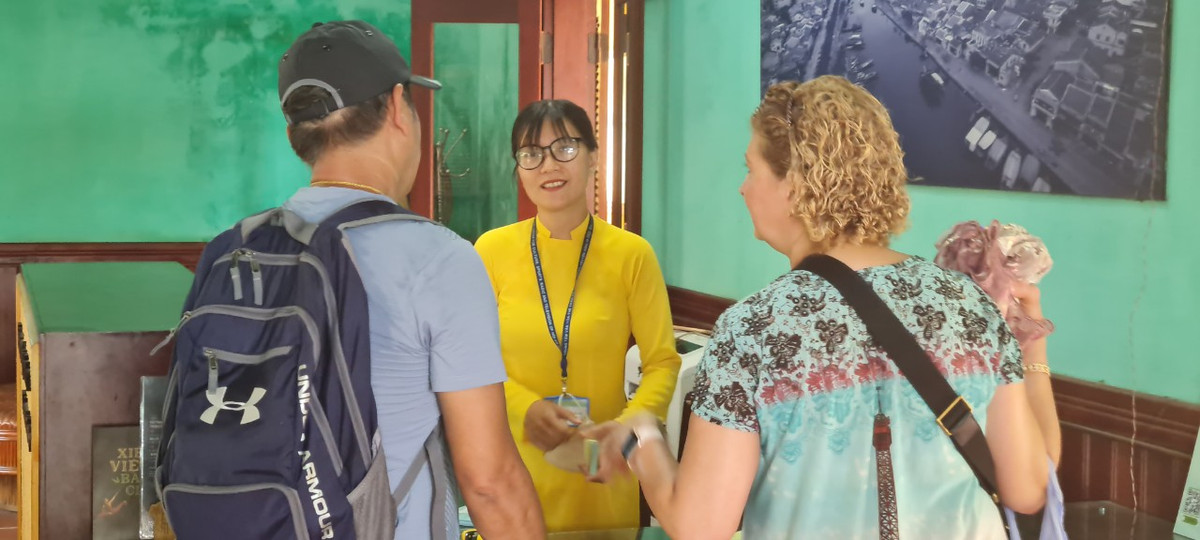 Tại điểm bán vé trên đường Hoàng Diệu, TP Hội An, nhân viên bán vé đang hướng dẫn cho các vị khách nước ngoài về các điểm tham quan trong khu phố cổ. 