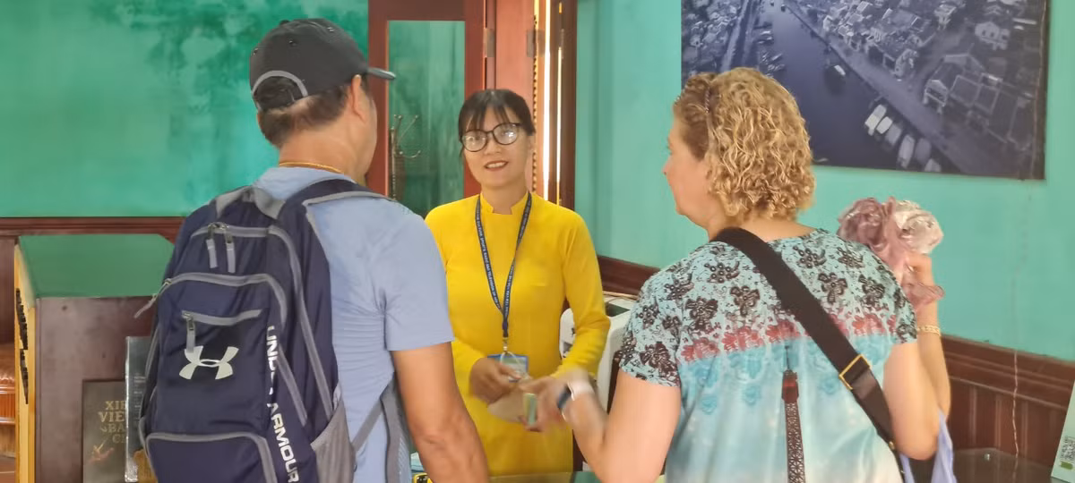 Tại điểm bán vé trên đường Hoàng Diệu, TP Hội An, nhân viên bán vé đang hướng dẫn cho các vị khách nước ngoài về các điểm tham quan trong khu phố cổ. 