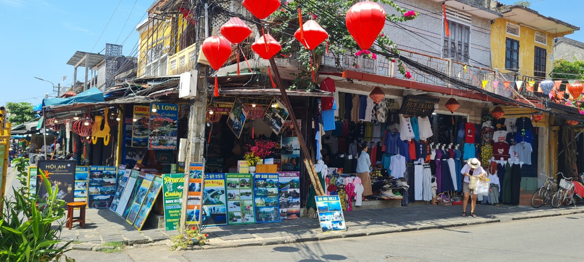 Thời gian hoạt động bán vé tham quan khu phố cổ từ 7 giờ 30 phút đến 21 giờ 30 phút hằng ngày vào mùa hè, đến 21 giờ vào mùa đông.