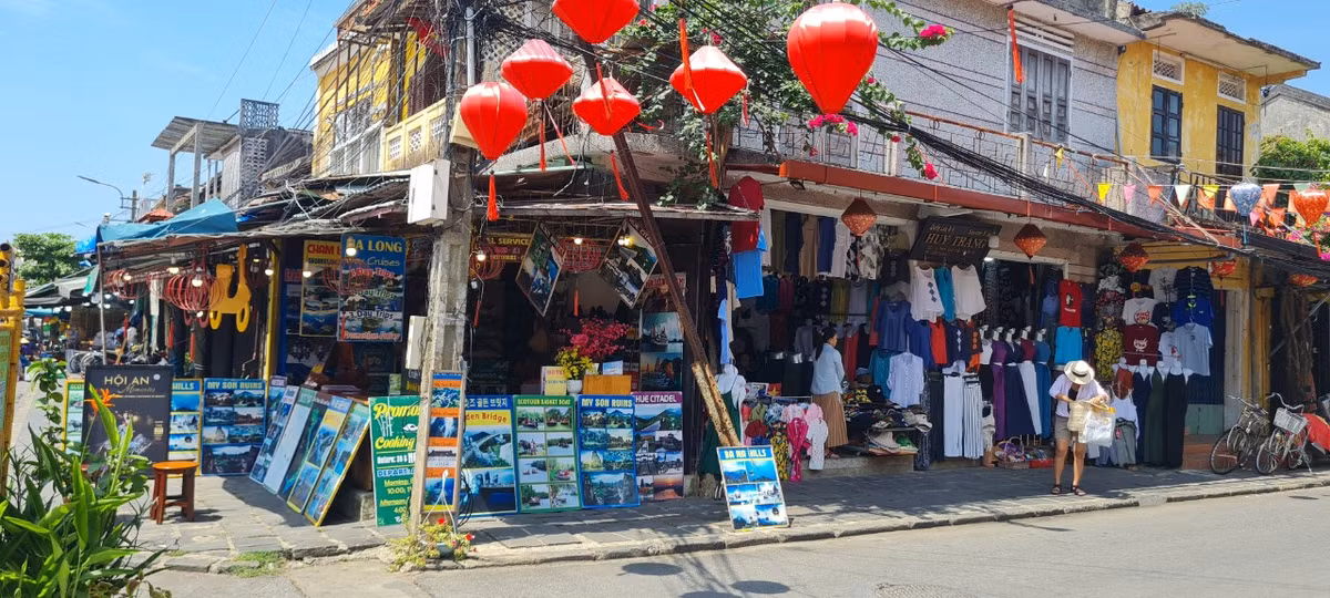 Thời gian hoạt động bán vé tham quan khu phố cổ từ 7 giờ 30 phút đến 21 giờ 30 phút hằng ngày vào mùa hè, đến 21 giờ vào mùa đông.