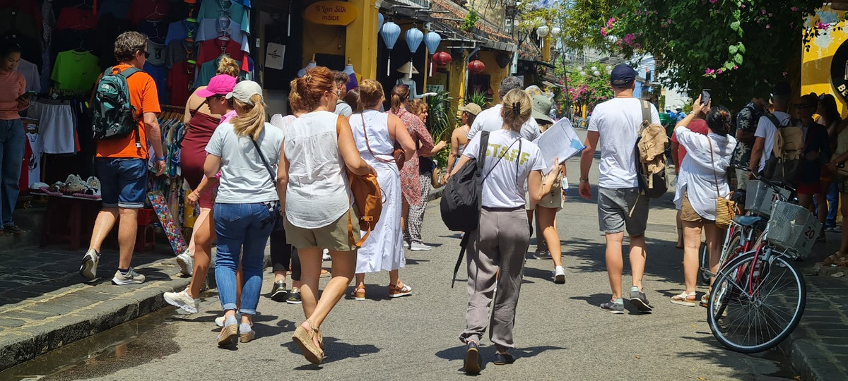 Sau ngày đầu bán vé tại phố cổ, Anh Minh, hướng dẫn viên du lịch tại Hội An, chia sẻ, thủ tục mua vé tham quan phố cổ rất nhanh, thuận lợi, không khác so với thời điểm trước khi công bố phương án mới.