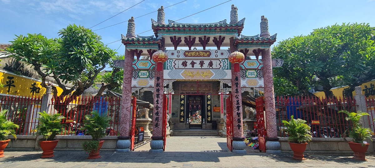 Hiện tại, giá vé tham quan phố cổ là 80.000 đồng cho khách trong nước và 120.000 đồng cho khách quốc tế.