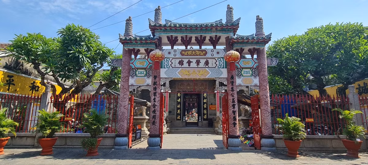 Hiện tại, giá vé tham quan phố cổ là 80.000 đồng cho khách trong nước và 120.000 đồng cho khách quốc tế.