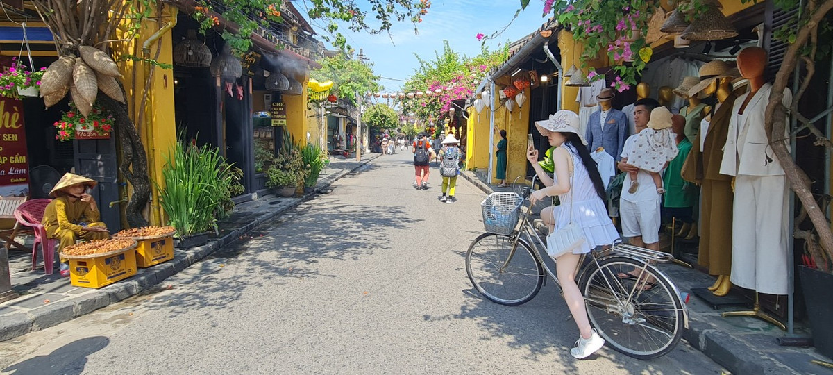 “Tôi đã đến Hội An nhiều lần và rất yêu thích nơi này. Việc mua vé chỉ bắt buộc đối với khách đoàn, theo tour, còn với khách lẻ như tôi thì mọi thứ vẫn thoải mái như cũ”, chị Phương Anh, du khách đến từ Hà Nội, cho biết.