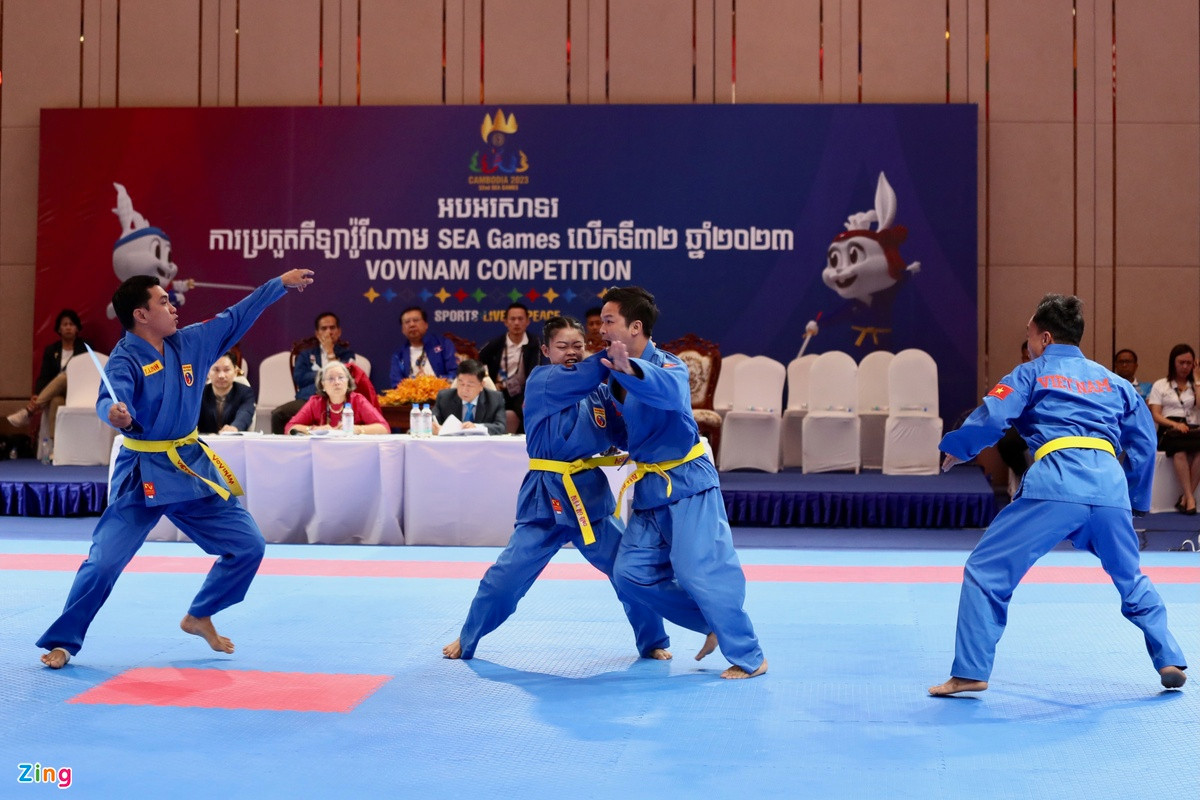 Trưa 9/5, tuyển vovinam Việt Nam thi chung kết nội dung biểu diễn đa luyện vũ khí. Đây là nội dung được ban huấn luyện dự đoán hy vọng có HCV. Lâm Trí Linh, Lâm Thị Thùy My, Lê Toàn Trung và Đoàn Hoàng Thâm (lần lượt từ trái qua) không có đối thủ trong khu vực.