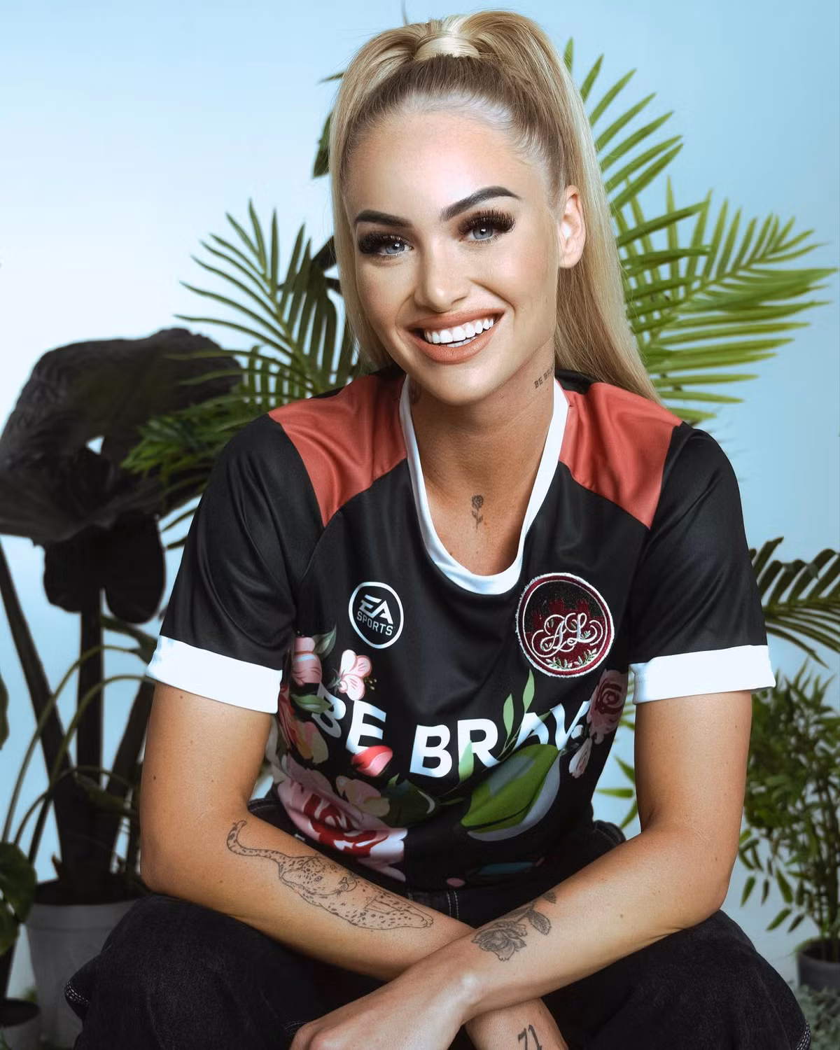 Không chỉ Rashford mà nhiều cầu thủ, đặc biệt CĐV đều biết rất rõ Alisha Lehmann. Bởi lẽ tiền đạo của đội nữ Aston Villa được coi là một trong những nữ cầu thủ sexy nhất thế giới. Alisha Lehmann sở hữu tài khoản Instagram có 13 triệu người theo dõi. Nữ tuyển thủ Thuỵ Sỹ thường xuyên chia sẻ những hình ảnh sexy trên mạng xã hội. Alisha Lehmann từng gây sốc khi công khai mình là người đồng tính. Cô từng cặp kè với nữ cầu thủ Ramona Bachmann.