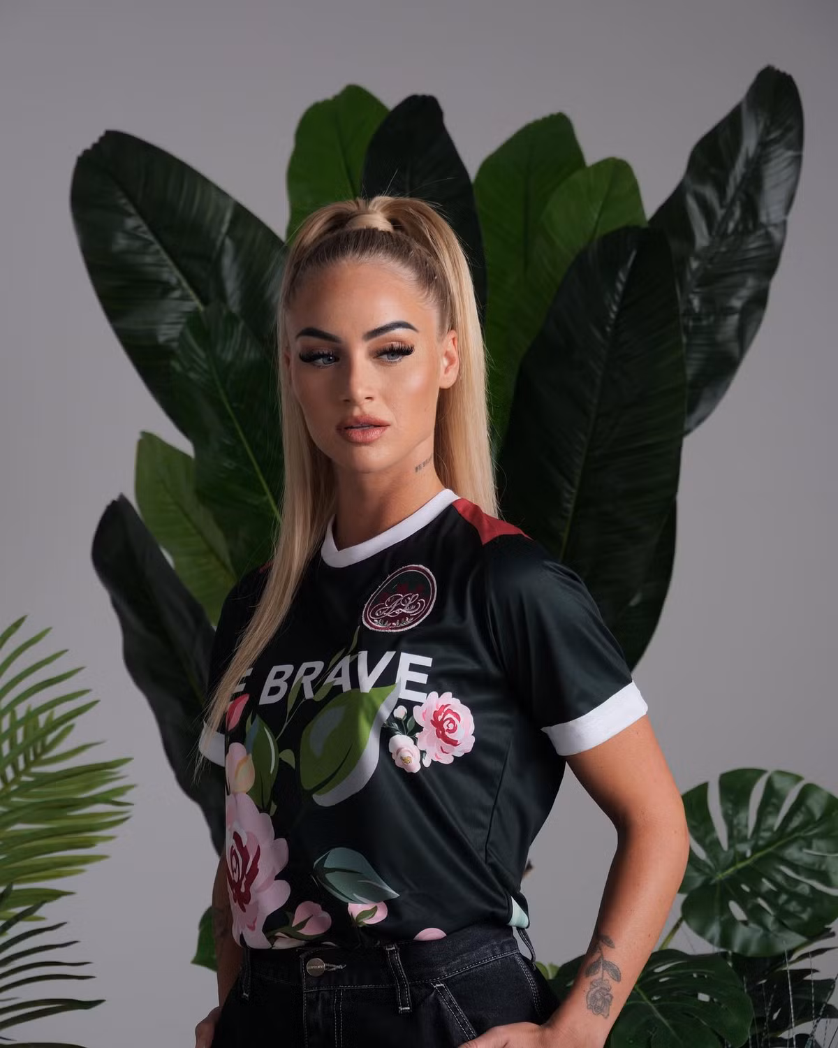 Đầu năm 2022, Alisha công khai chuyện tình yêu với nam cầu thủ Douglas Luiz. Cả Doulgas Luiz và Alisha Lehmann đều đang chơi cho Aston Villa. Trong khi Douglas Luiz là thành viên đội nam thì Alisha chơi cho đội nữ. Nhưng sau đó, cả hai đã chia tay.