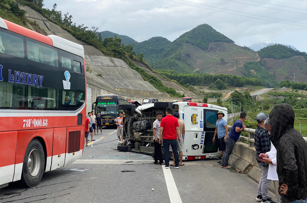 Vu xe khach tong xe dam cuoi tren cao toc: Tam giu tai xe-Hinh-2