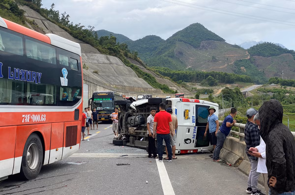 Vụ xe khách tông xe đám cưới trên cao tốc: Tạm giữ tài xế - Hình 2 Vu xe khach tong xe dam cuoi tren cao toc: Tam giu tai xe-Hinh-2
