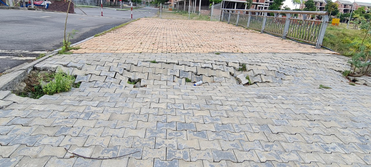 Vỉa hè đã sụt lún dù chưa kịp sử dụng.