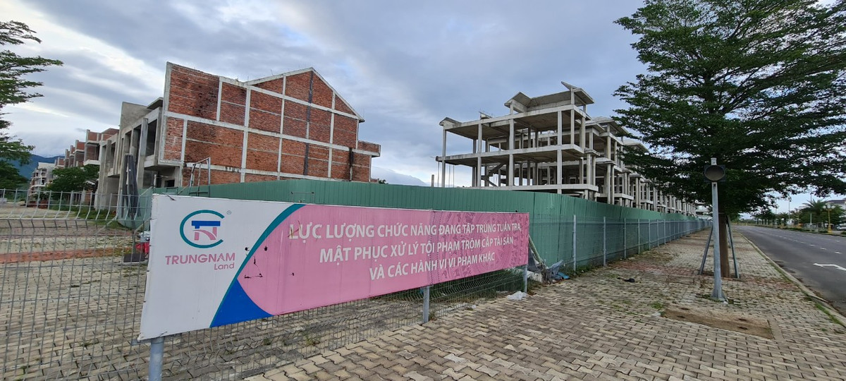 Từng được kỳ vọng là nơi an cư của giới tinh hoa, giờ chủ đầu tư phải đặt bảng thông báo nhằm "cảnh báo" tội phạm trộm cắp.