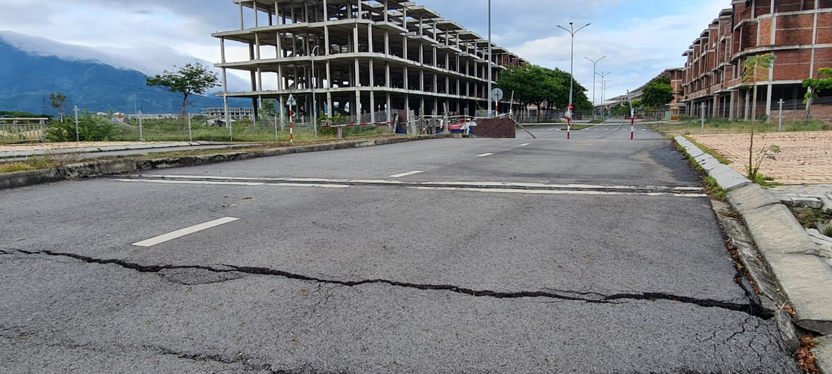 Con đường vừa thảm nhựa đã nứt gãy.