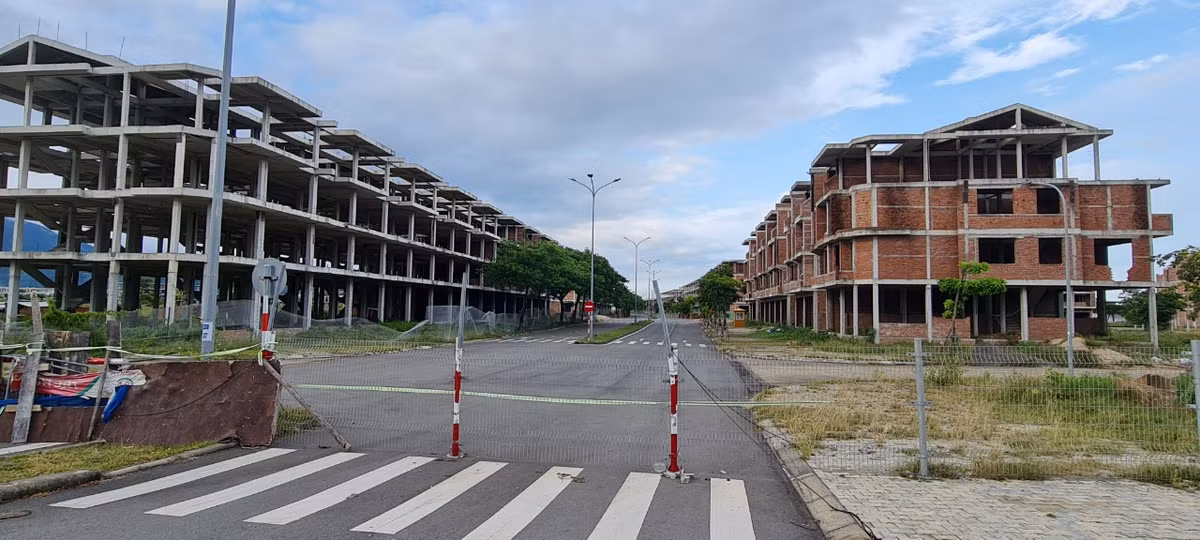 Trong khi đó, tại Khu đô thị sinh thái Golden Hills, nơi từng được xem là điểm nhấn trong chiến lược phát triển kinh tế xã hội về phía Tây Bắc của Đà Nẵng đang dần trở nên hoang phế.