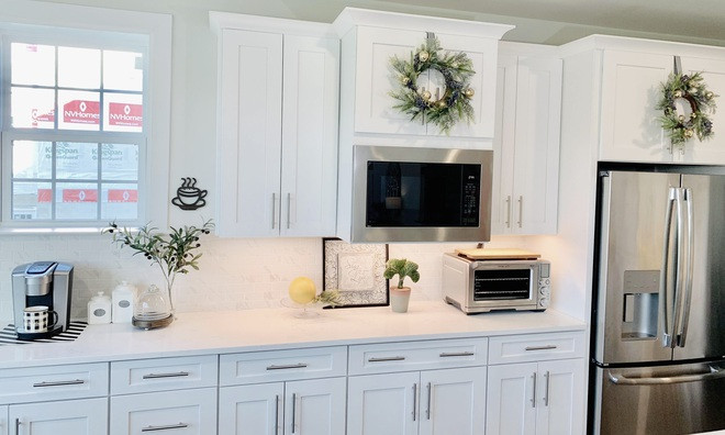 Kim chỉ nam của chị là "Less is more", tức là giảm thiểu những vật dụng không cần thiết. Theo chị, nếu 1-3 tháng không đụng tới đồ dùng nào thì có nghĩa là chị không cần đồ dùng đó, và có thể cất vào kho hoặc đem tặng/cho/bán. Đây cũng chính là cách giúp căn nhà trở nên thoáng đãng hơn.