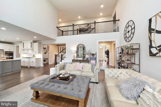 Căn nhà này chị bắt đầu đi tìm hiểu thông tin và đặt mua kể từ khi khu vực này chỉ là… bãi đất trống với những đồi cỏ xanh ngút ngát. Ngôi nhà chỉ cách trung tâm thành phố West Chester khoảng 10 phút lái xe, xung quanh khu vực có đầy đủ các dịch vụ từ cơ bản cho đến cao cấp. Và đặc biệt là trường học của khu vực chị ở luôn nằm trong top 5 những trường công tốt nhất của Pennsylvania.