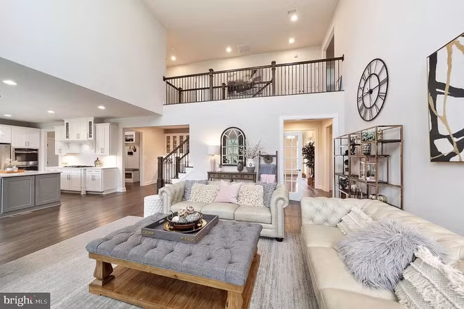 Căn nhà này chị bắt đầu đi tìm hiểu thông tin và đặt mua kể từ khi khu vực này chỉ là… bãi đất trống với những đồi cỏ xanh ngút ngát. Ngôi nhà chỉ cách trung tâm thành phố West Chester khoảng 10 phút lái xe, xung quanh khu vực có đầy đủ các dịch vụ từ cơ bản cho đến cao cấp. Và đặc biệt là trường học của khu vực chị ở luôn nằm trong top 5 những trường công tốt nhất của Pennsylvania.