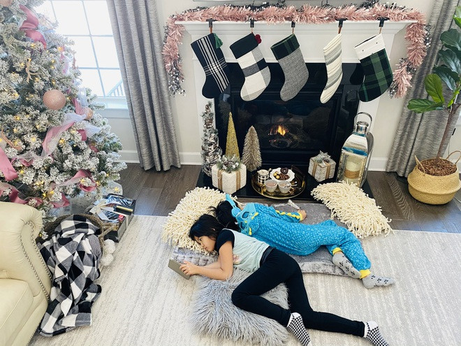 Ba anh chị em ngày càng trở nên thân thiết, gắn bó khăng khít với nhau hơn thông qua các hoạt động đa dạng, phong phú sau giờ học như cùng nhau chơi bóng bàn dưới tầng hầm, chơi bóng rổ ở sân sau nhà hoặc ùa ra đường để đạp xe trong khu. Mùa đông các bé có thể cùng nhau trượt tuyết từ trên đồi cỏ phía sau nhà.