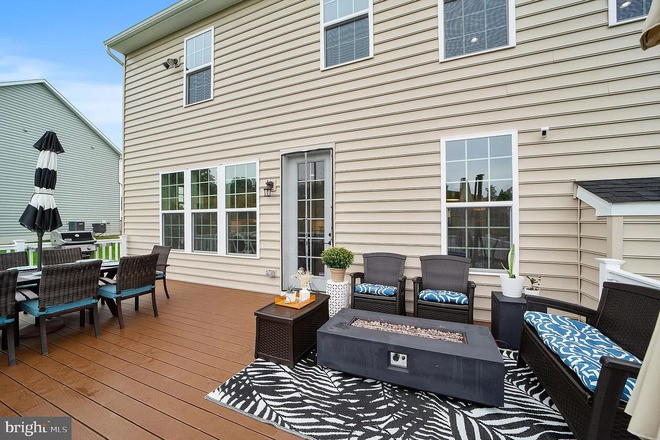 Không gian thư giãn hay còn gọi là "deck" phía sau nhà.