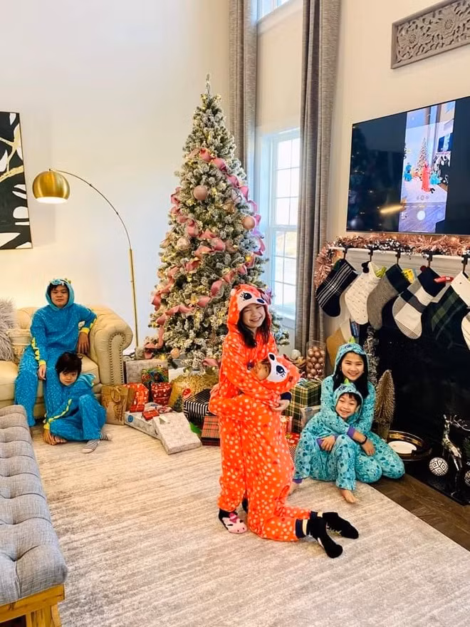 Sau khi chuyển đến ngôi nhà này, thay đổi lớn nhất về cuộc sống mà chị cảm nhận được chính là tình cảm anh chị em của 3 bé (bé trai 13 tuổi, bé gái 9 tuổi, bé trai út 6 tuổi).