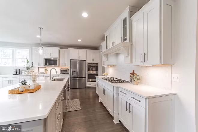 Không gian bếp và khu vực ăn uống rộng rãi.